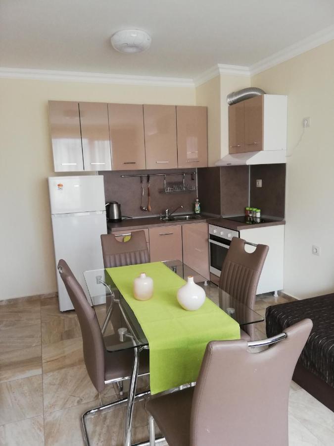Apartamenti Zhelezovi Pomorie Exteriör bild